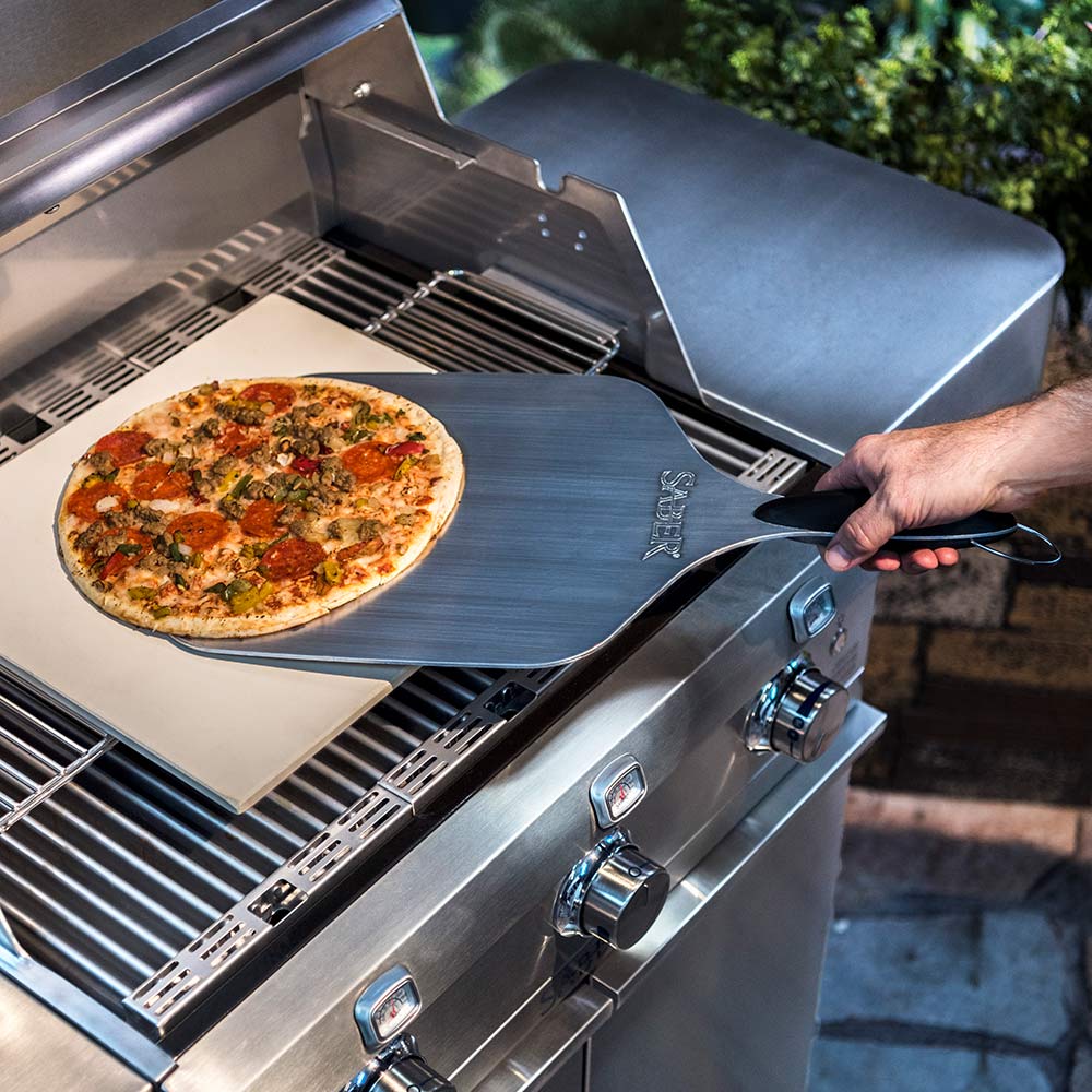 Saber pizza peel with pizza